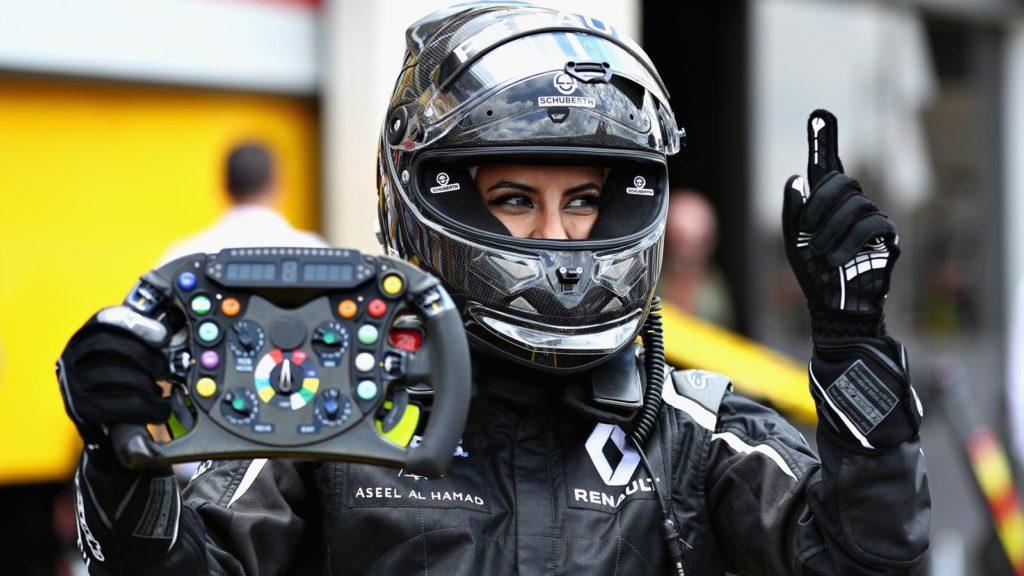 Γυναίκα από τη Σαουδική Αραβία οδηγεί μονοθέσιο Formula 1! [vids]