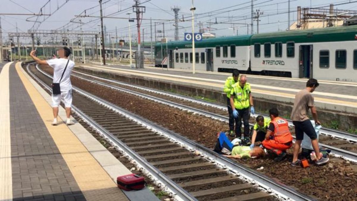 Έβγαζε selfie την ώρα που γυναίκα κείτονταν τραυματισμένη στις ράγες του τρένου!