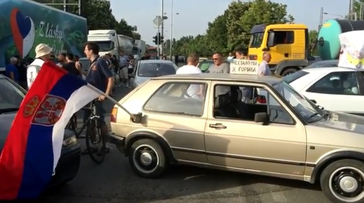 Σερβία: Με αποκλεισμό των δρόμων απαντούν οι πολίτες στην αύξηση της τιμής των καυσίμων