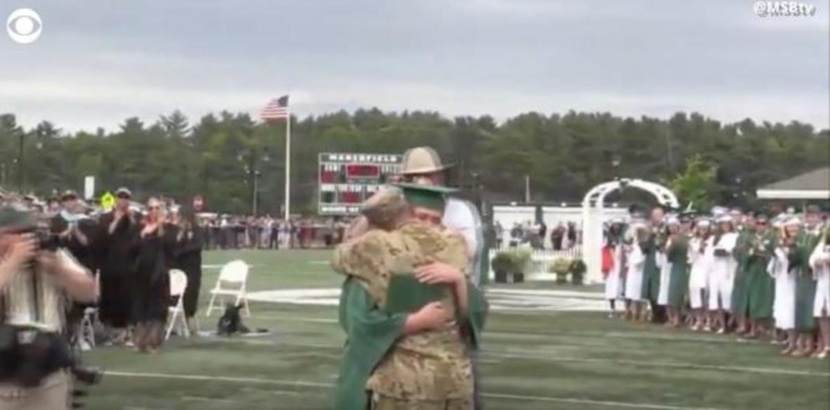 Ραγίζει καρδιές η έκπληξη που έκανε Αμερικανός λοχίας στον γιο του