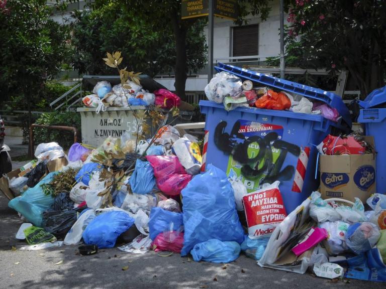 Πνίγεται στα σκουπίδια η Αττική – Χιλιάδες τόνοι στους δρόμους