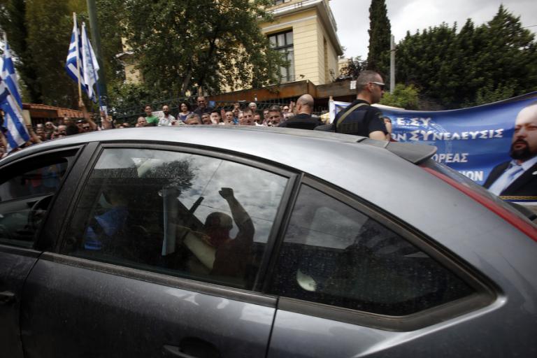 Αρτέμης Σώρρας: Στα δικαστήρια μέσα σε αμάξι και με οπαδούς του από έξω να τον αποθεώνουν [pics]