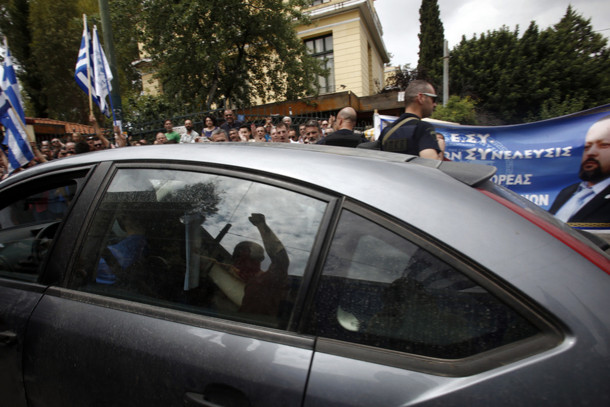 Αρτέμης Σώρρας: Στα δικαστήρια μέσα σε αμάξι και με οπαδούς του από έξω να τον αποθεώνουν