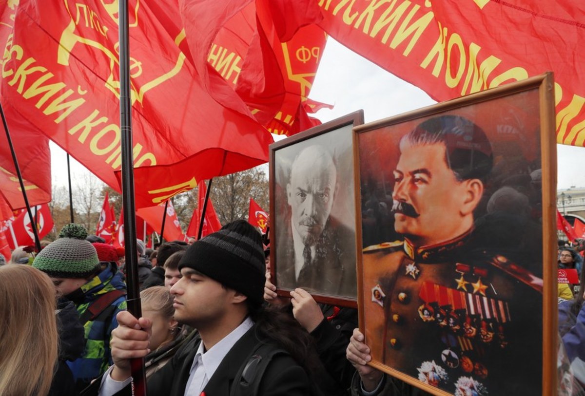 Λένιν – Στάλιν «απειλούν» και πάλι τον Τσάρο