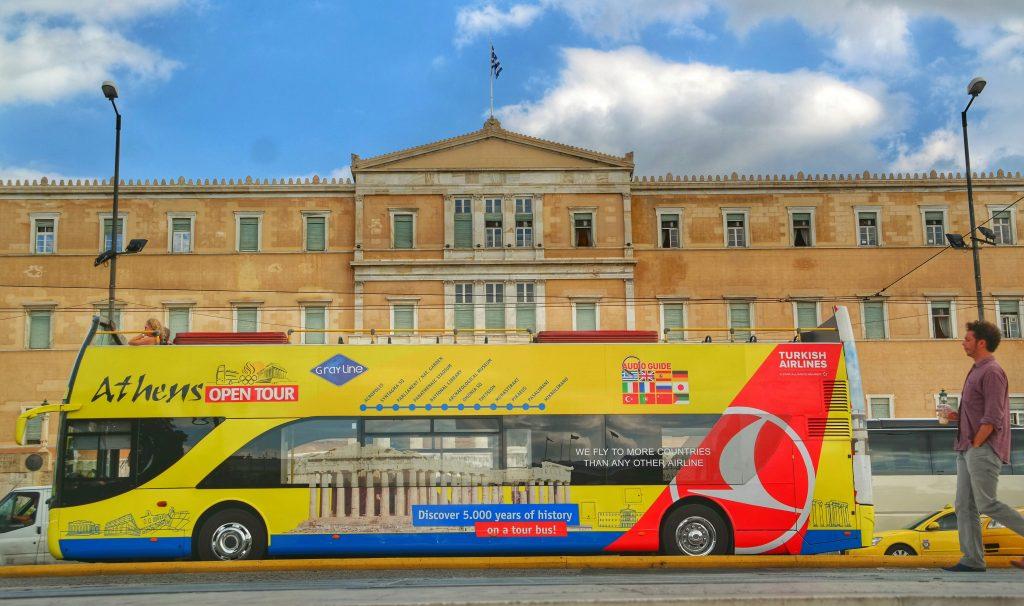Τα τουριστικά και σχολικά λεωφορεία της Αθήνας “ζουν” πάνω από 27 χρόνια