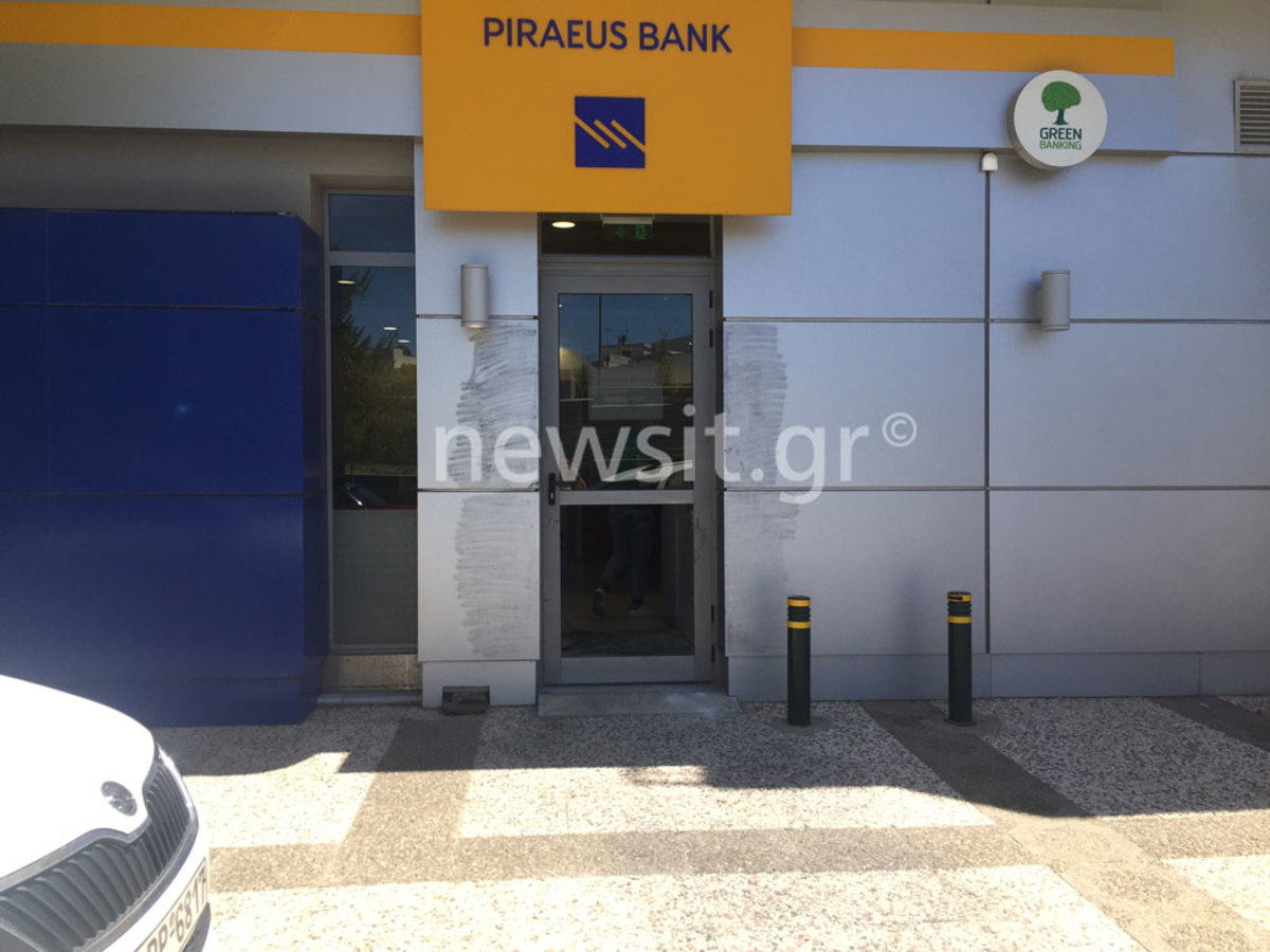 Ληστές με βαριοπούλες και όπλα – Πανικός σε τράπεζα  στη Λυκόβρυση