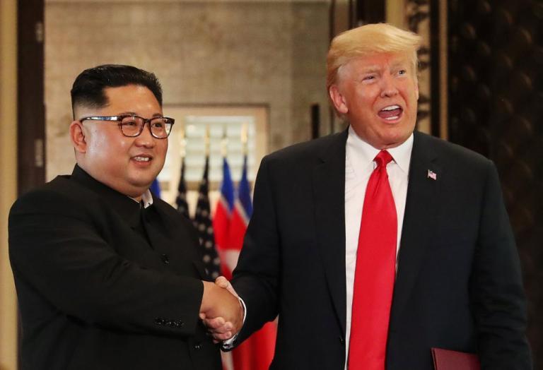 Παγκόσμια ανακούφιση για την συμφωνία Τραμπ - Κιμ Γιονγκ Ουν - "Πάγωσε" το... χαμόγελο της Νοτίου Κορέας