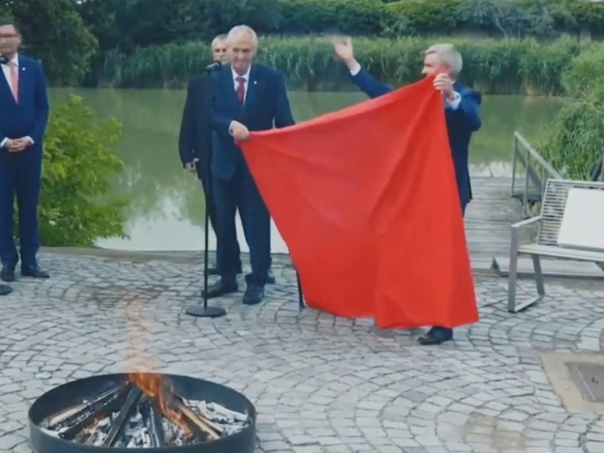 Τσεχία: Ο πρόεδρος Ζέμαν κάλεσε έκτακτη συνέντευξη τύπου για να… κάψει ένα γιγαντιαίο εσώρουχο [vid]