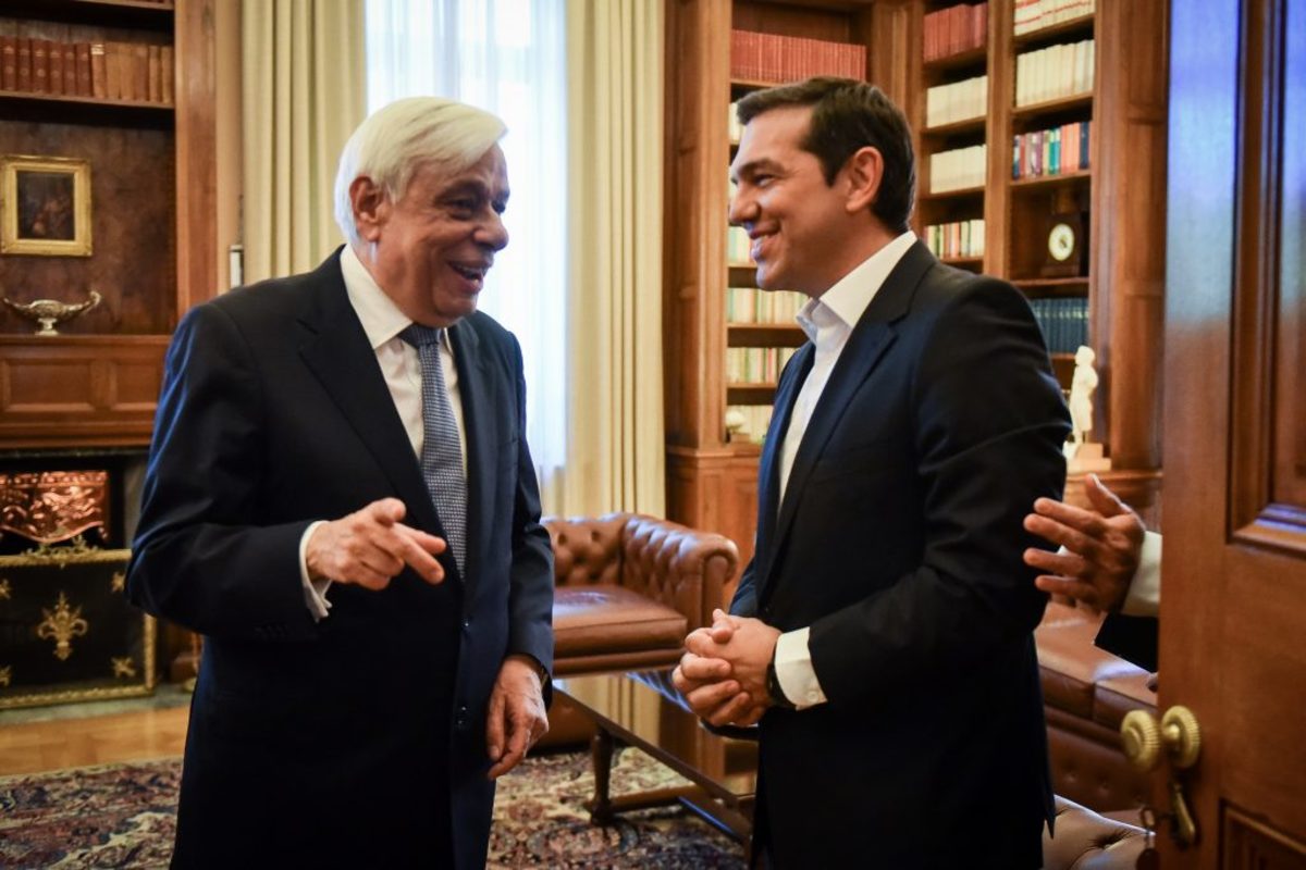 Τσίπρας σε Παυλόπουλο: Συμφωνία που περιλαμβάνει και συνταγματική αναθεώρηση και erga omnes