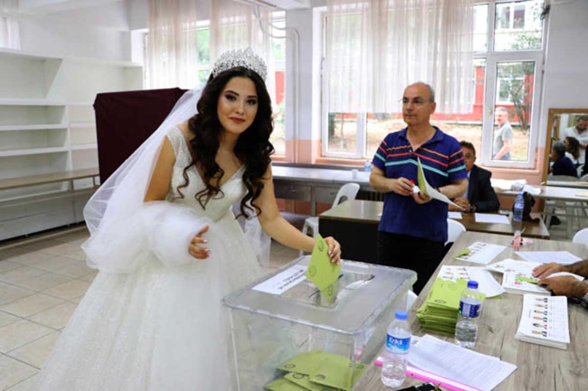 Τουρκία εκλογές: Έκαναν τα αδύνατα δυνατά για να ψηφίσουν - Ανάπηροι, ηλικιωμένοι, ακόμα και νύφες στην κάλπη!