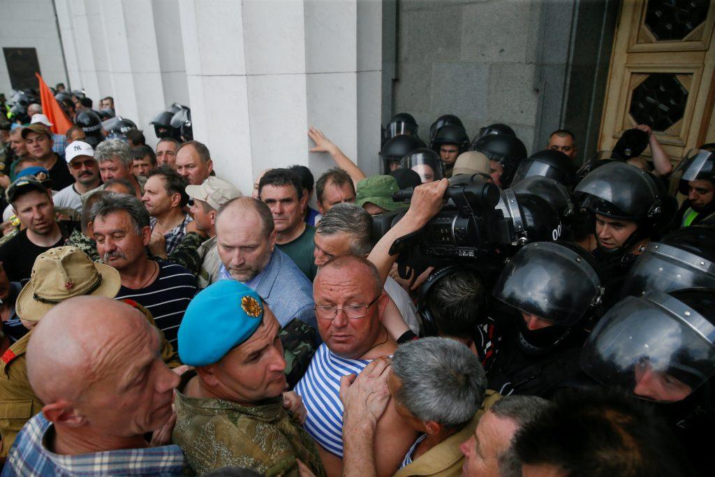 Ουκρανία: Επεισόδια και τραυματίες έξω από τη Βουλή [pics]