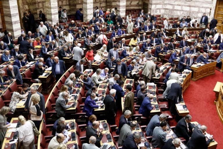 Βουλή: Υπερψηφίστηκε το πολυνομοσχέδιο με τα προαπαιτούμενα της 4ης και τελευταίας αξιολόγησης του προγράμματος - 154 υπέρ, 144 κατά