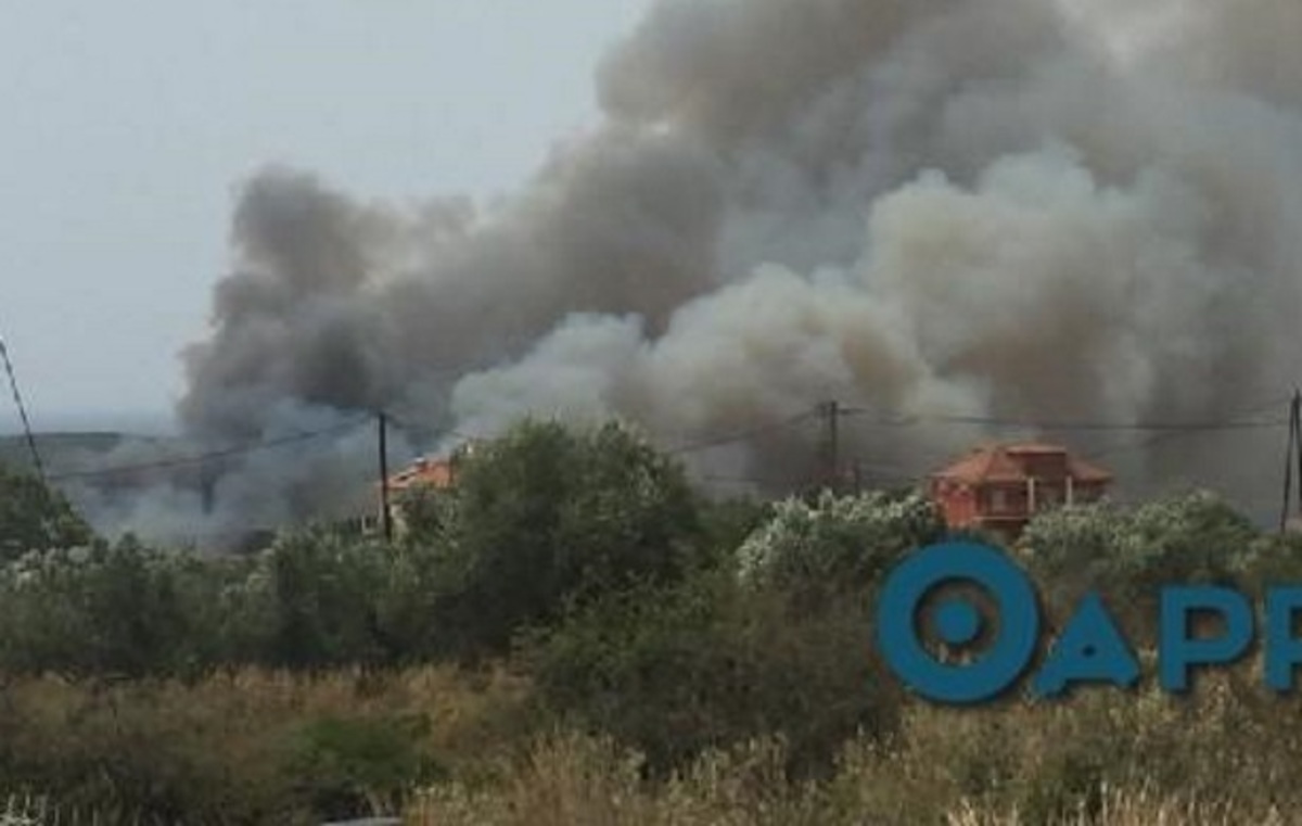 Μεγάλη φωτιά στην Πύλο κοντά σε κατοικημένη περιοχή