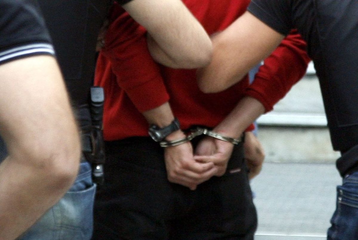Πάτρα: Χειροπέδες σε ισοβίτη που γυρνούσε ελεύθερος – Καταδικάστηκε για ληστεία μετά φόνου στα Μέγαρα!