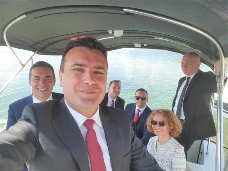 Πρέσπες: Η selfie του Ζόραν Ζάεφ και η ατάκα για “Μακεδονικές επιτυχίες” – Χαμόγελα ευτυχίας στο σκάφος [pic]