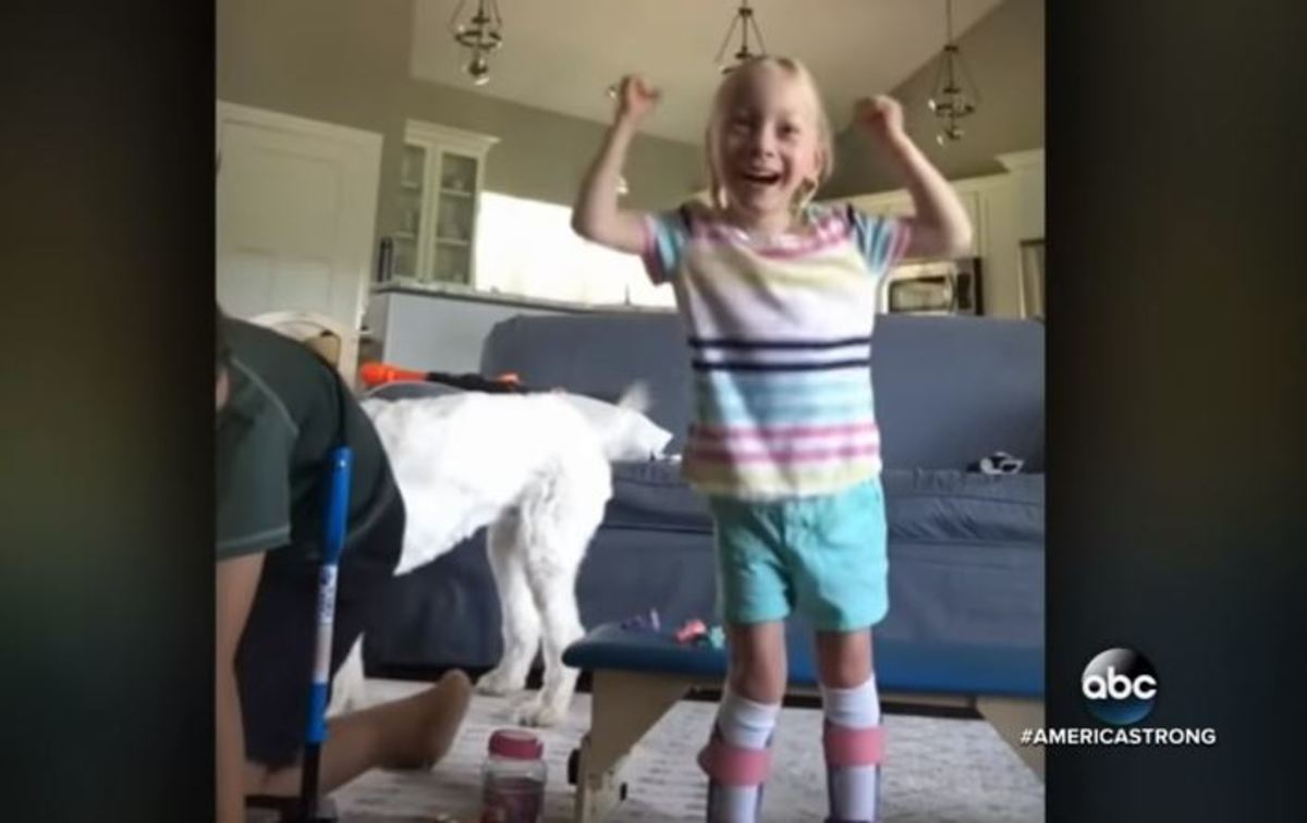«Περπατάω! Ναι!» Η υπέροχη στιγμή που 4χρονη με εγκεφαλική παράλυση κάνει τα πρώτα της βήματα [vid]