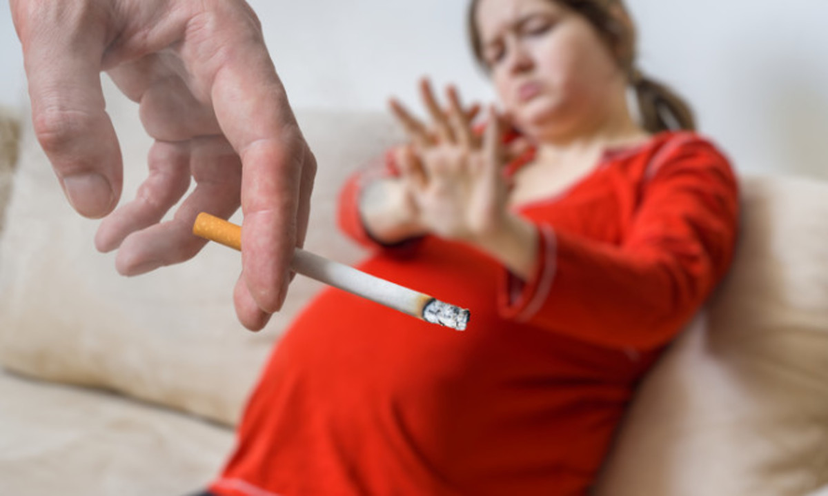 Εγκυμοσύνη: Το κάπνισμα του πατέρα αυξάνει τον κίνδυνο για αποβολή