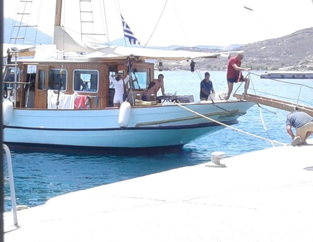 Μήλος: Αυτό είναι το σκάφος που κάνουν διακοπές ο Γιάνης Βαρουφάκης και η Δανάη Στράτου [pics]
