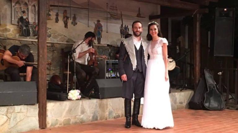 Κρήτη: Η κούκλα νύφη έλαμψε στον παραδοσιακό γάμο – Το ζευγάρι σε πελάγη ευτυχίας [pics, vid]
