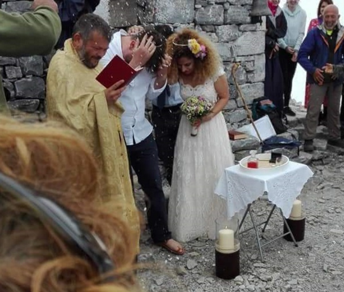 Μεσσηνία: Ο γαμπρός και η νύφη στα σύννεφα – Ο ανατρεπτικός γάμος στον Ταϋγετο – Με μπουφάν οι καλεσμένοι [pics]