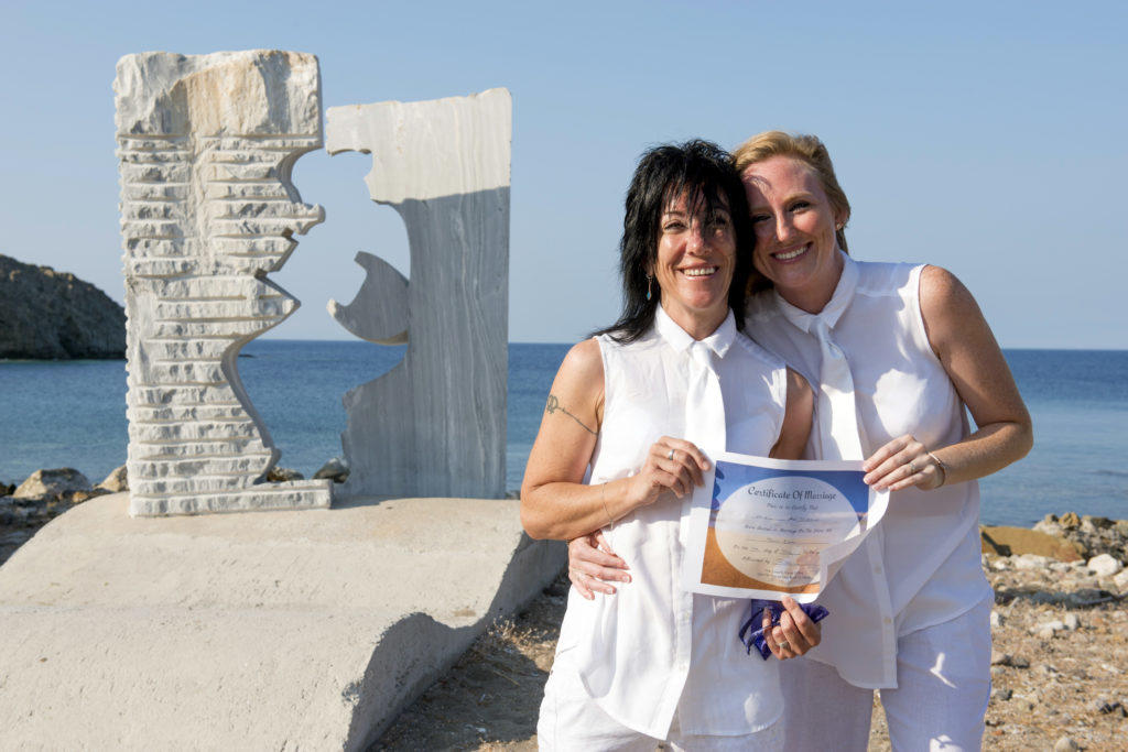 Στην Ερεσό έγινε ο πρώτος επίσημος γάμος μεταξύ δύο γυναικών στη Λέσβο [pics]