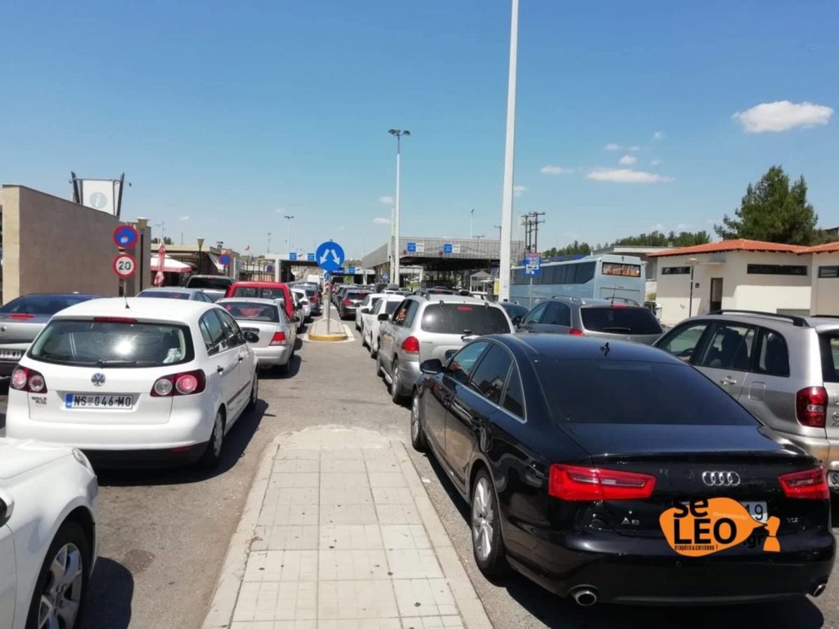 Μακεδονία: Ουρές τουριστών στο τελωνείο των Ευζώνων – Οι Βαλκάνιοι ψηφίζουν και φέτος Ελλάδα [pics]