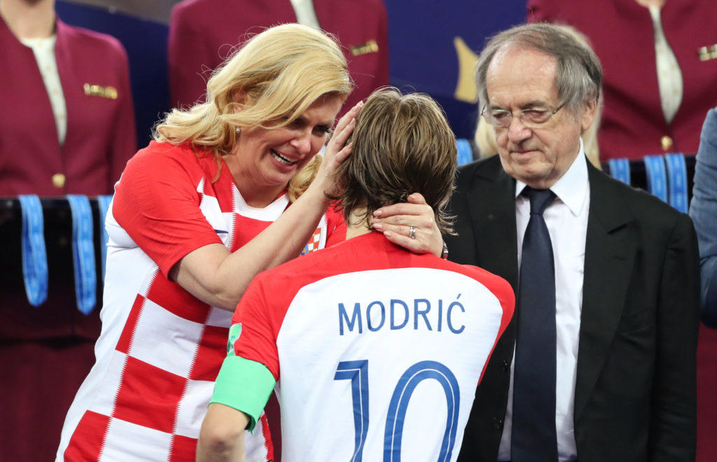 Μουντιάλ 2018: Η συγκίνηση του MVP Μόντριτς και η αγκαλιά της δακρυσμένης προέδρου της Κροατίας [vid]