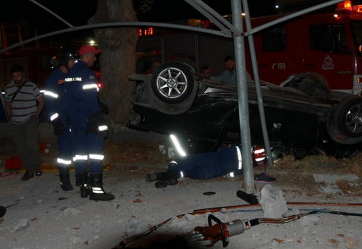 Κρήτη: Η στιγμή που πυροσβέστες απεγκλωβίζουν την οδηγό – Το αυτοκίνητο τούμπαρε σε αυλή καταστήματος – video