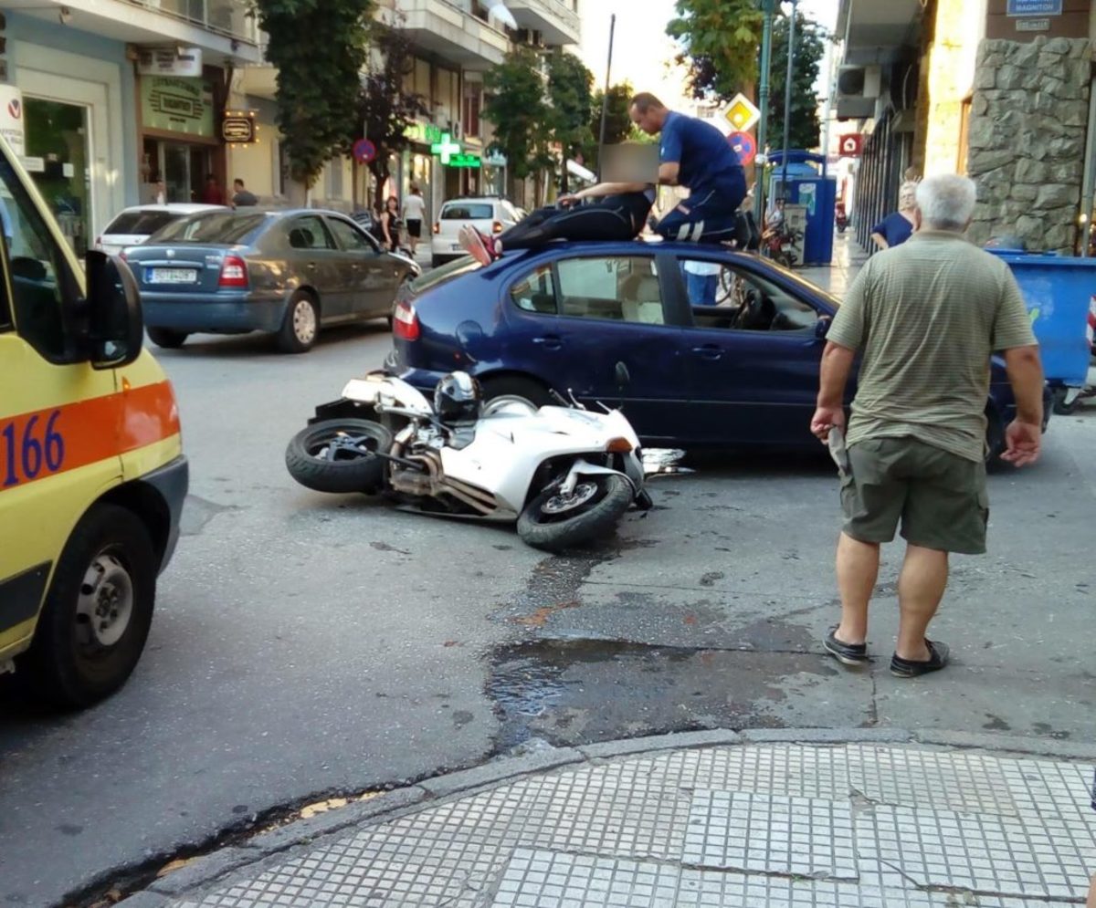 Βόλος: Εκσφενδονίστηκε στην οροφή αυτοκινήτου – Τα στιγμιότυπα του εφιάλτη για την συνοδηγό της μηχανής [pics]