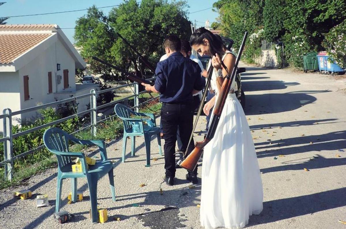 Κεφαλονιά: Η νύφη έφτασε κρατώντας… καραμπίνα!