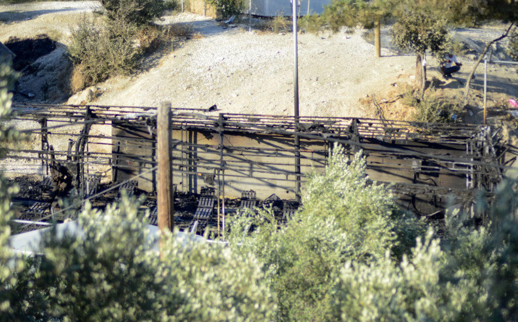 Μυτιλήνη: Νέα επεισόδια με 12 τραυματίες στη Μόρια – Φωτιές και άγριο ξύλο με την αστυνομία να τρέχει!