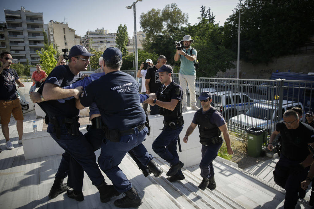 Υπόθεση Δώρα Ζέμπερη: Νέα επεισόδια! Η οικογένεια προσπάθησε να επιτεθεί στον κατηγορούμενο – video