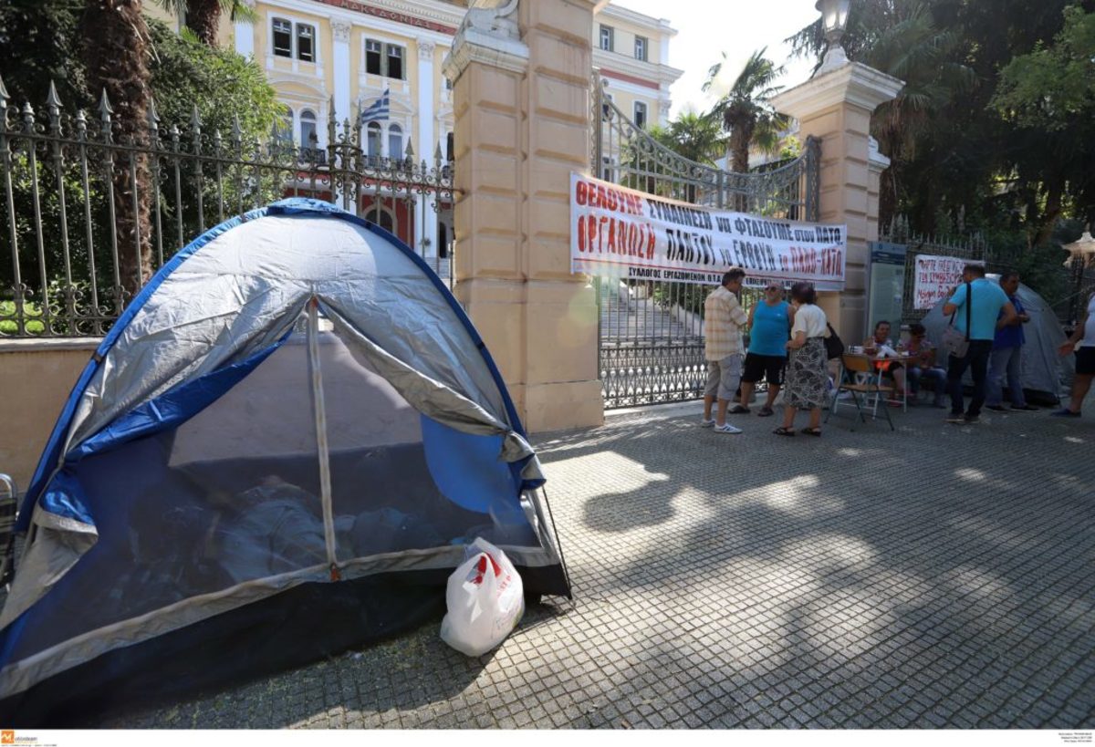 Θεσσαλονίκη: Απολυμένοι συμβασιούχοι κατασκήνωσαν στο υπουργείο Μακεδονίας – Θράκης [pics]