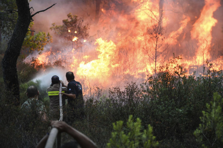 Κορινθία: Σε εξέλιξη οι μεγάλες φωτιές στις περιοχές Ζεμενό και Θροφάρι στο Ξυλόκαστρο [pics, video]