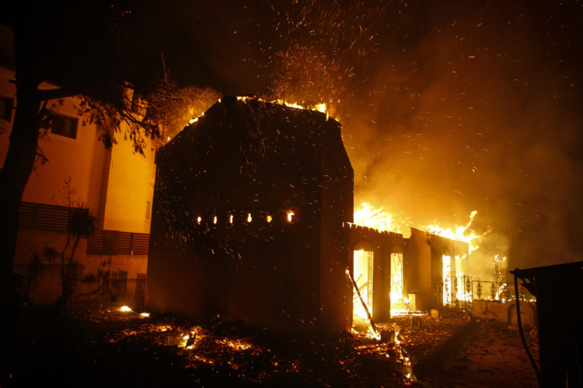 Κορινθία: Βίντεο που κόβει την ανάσα – Η φωτιά μέσα από πυροσβεστικό όχημα – Αυτά βλέπουν και ζουν οι πυροσβέστες!