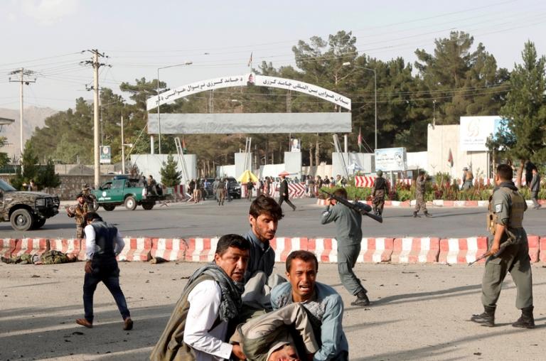 Φονική επίθεση καμικάζι με 23 νεκρούς στο αεροδρόμιο της Καμπούλ