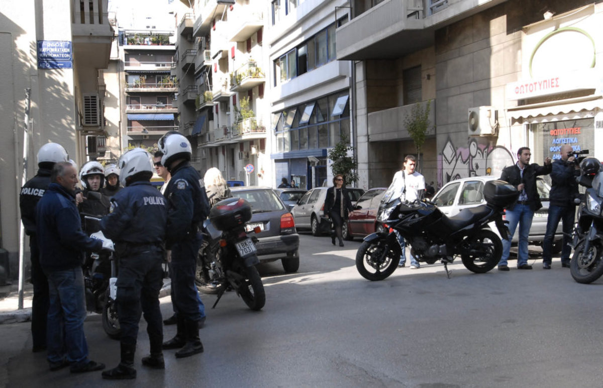 Εξάρχεια: Κουκουλοφόροι με καλάσνικοφ λήστεψαν μεζεδοπωλείο