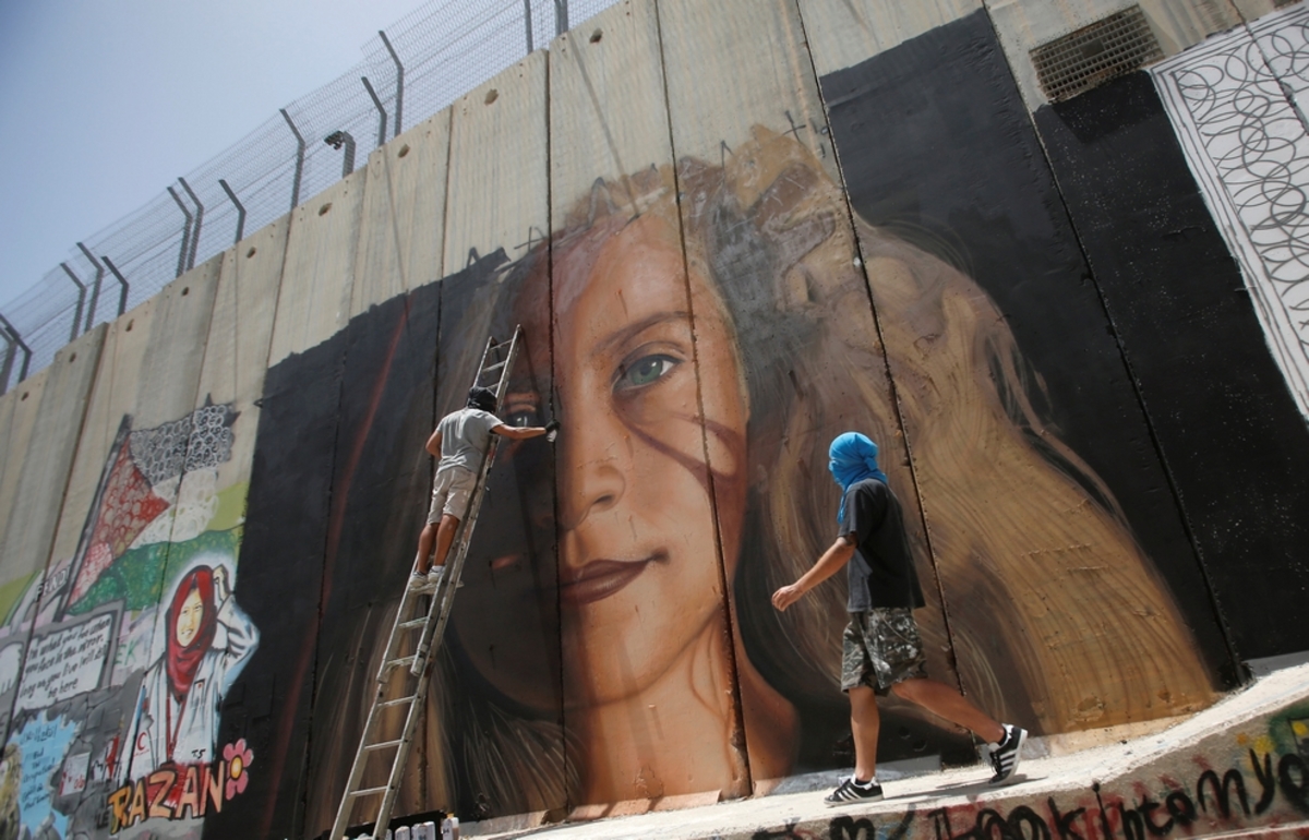 Ελεύθεροι οι Ιταλοί – Ζωγράφισαν γιγαντιαίο πορτρέτο της Άχεντ Ταμίμι στο Τείχος στη Βηθλεέμ