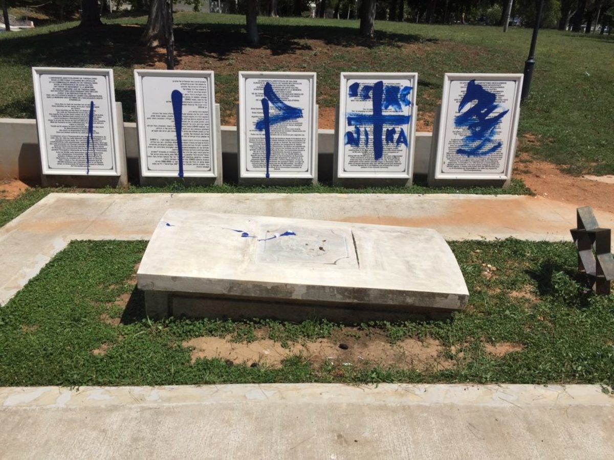 Θεσσαλονίκη: Βεβήλωσαν το μνημείο του εβραϊκού νεκροταφείου – Αντέδρασε η Ισραηλιτική Κοινότητα [pics]
