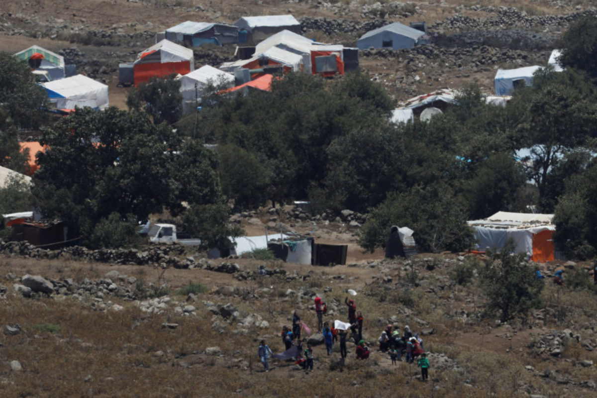 Σύροι άμαχοι περπάτησαν μέχρι το φράχτη του Ισραήλ κουνώντας λευκά ρούχα! “Γυρίστε πίσω” φώναζε ο στρατός – video