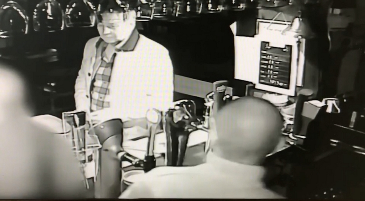 Την έσφαξε και κέρασε μπίρες με τα χρήματά της