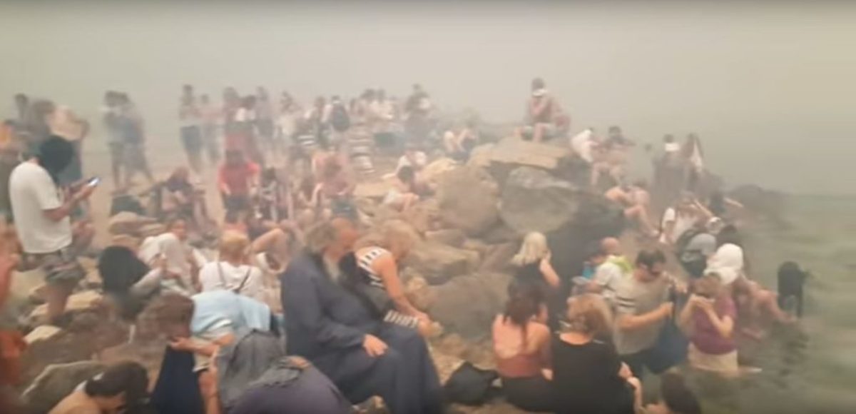Μάτι – συγκλονιστικό βίντεο:  Δεκάδες άνθρωποι πάνω στα βράχια της απόκρημνης παραλίας περιμένουν βοήθεια – video