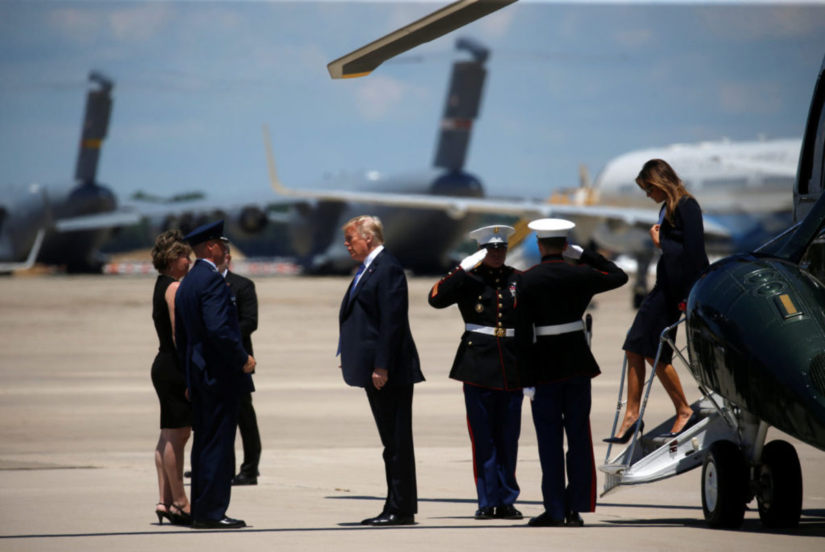 Χαμός στο Air Force One! Έξαλλος ο Τραμπ στο ταξίδι με τη Μελάνια