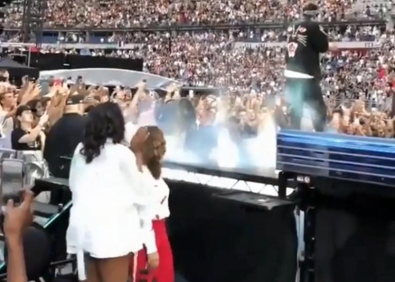 Μισέλ Ομπάμα: Με καυτό σορτσάκι στη συναυλία της Beyonce