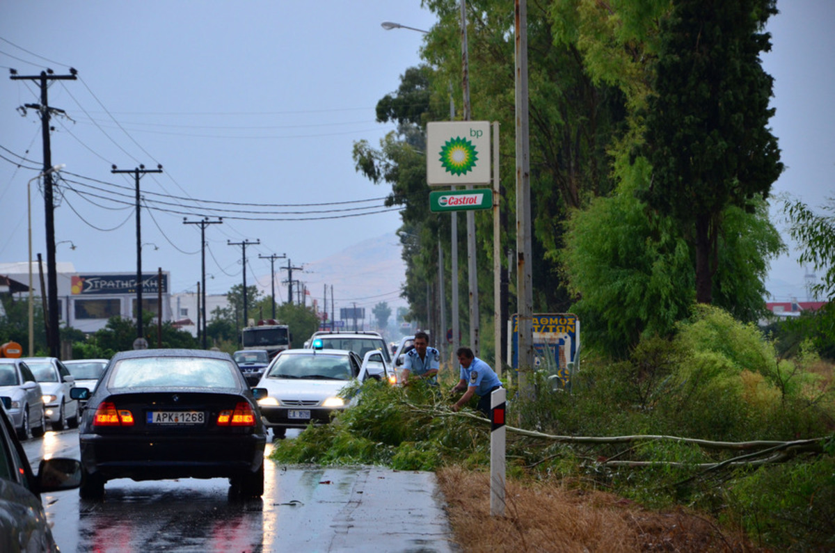 Βόλος: Ξαφνικό δυνατό μπουρίνι προκάλεσε ζημιές – Εγκλωβίστηκαν εκατοντάδες οδηγοί!