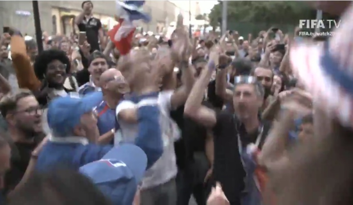 Τελικός Μουντιάλ 2018: “Τρέλα” οπαδών! Η “μάχη” πριν το Γαλλία – Κροατία! Video