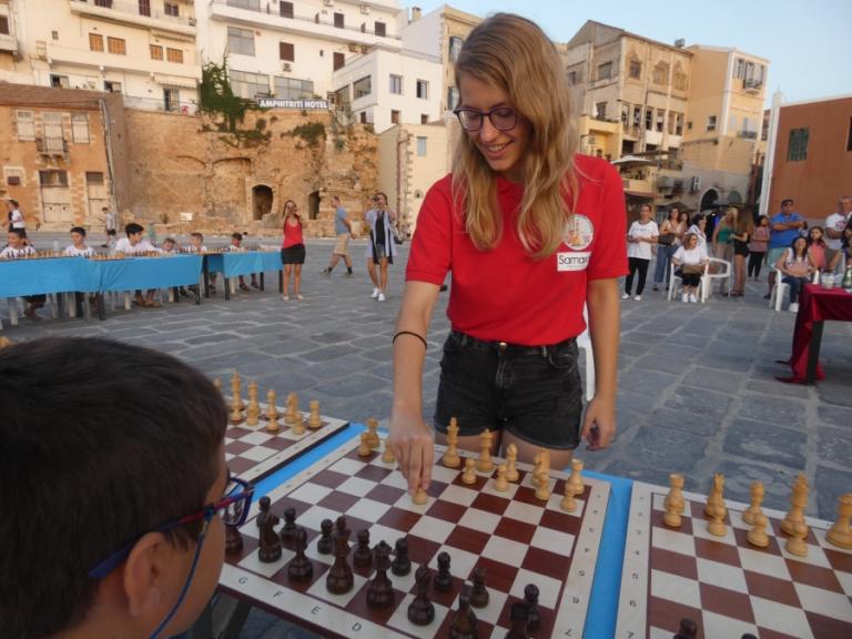 Χανιά: Η Σταυρούλα Τσολακίδου έδειξε στην πράξη γιατί είναι η παγκόσμια πρωταθλήτρια στο σκάκι [pics]