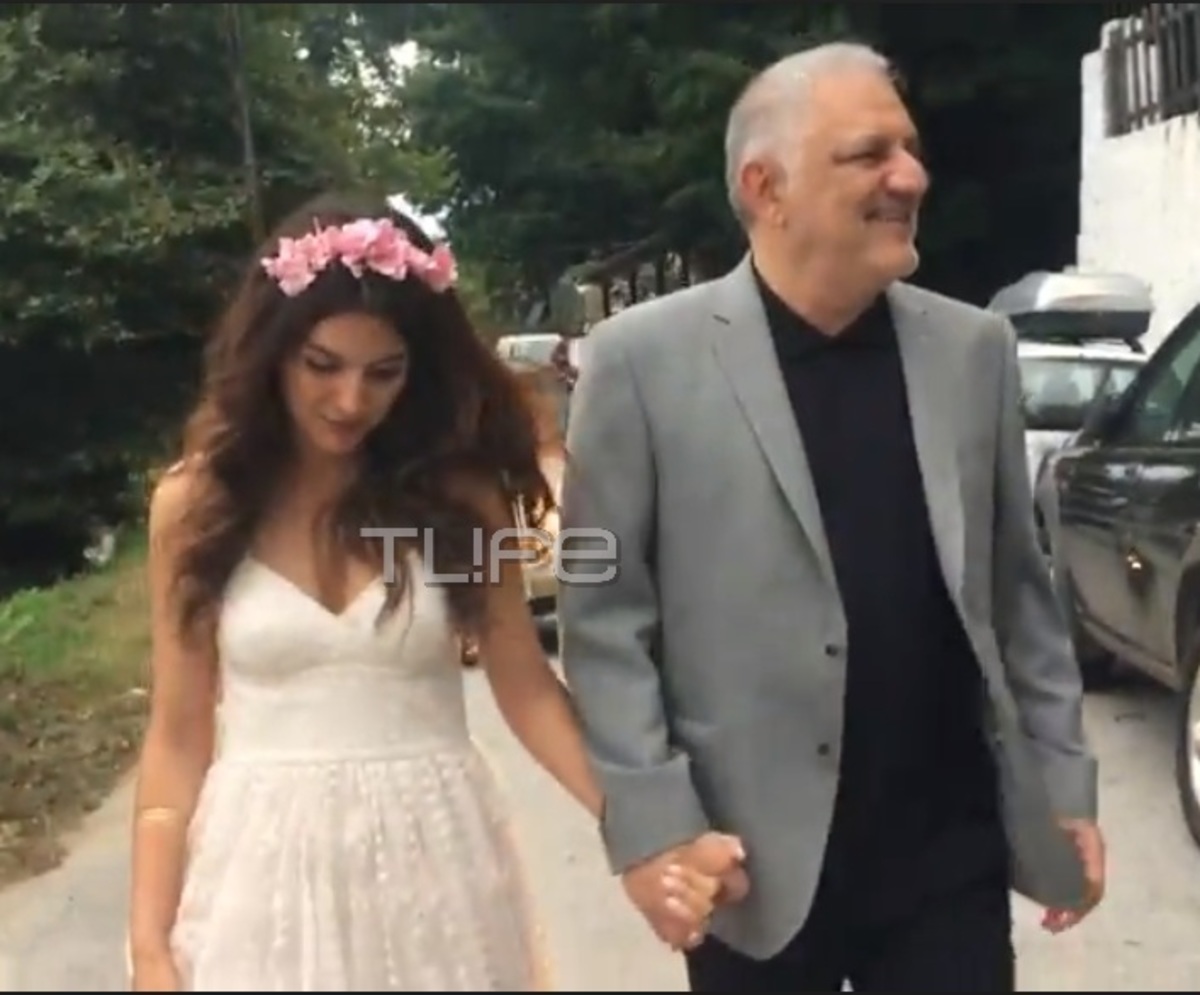 Ο Νίκος Πορτοκάλογλου συνοδεύει την κόρη του, νύφη στην εκκλησία!