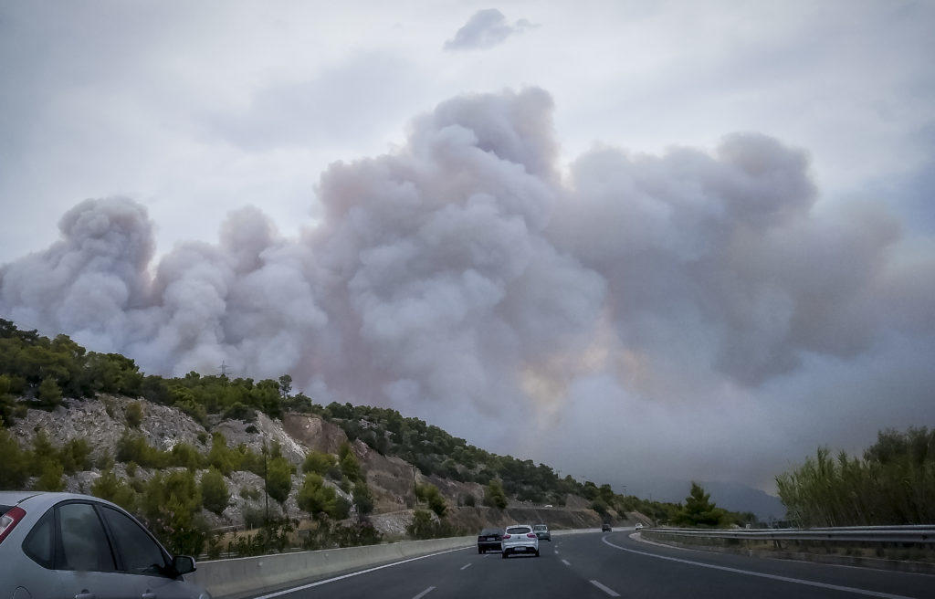 Οδηγίες προς τους πολίτες στις περιοχές των πυρκαγιών – Προβλήματα ηλεκτροδότησης και κίνδυνοι