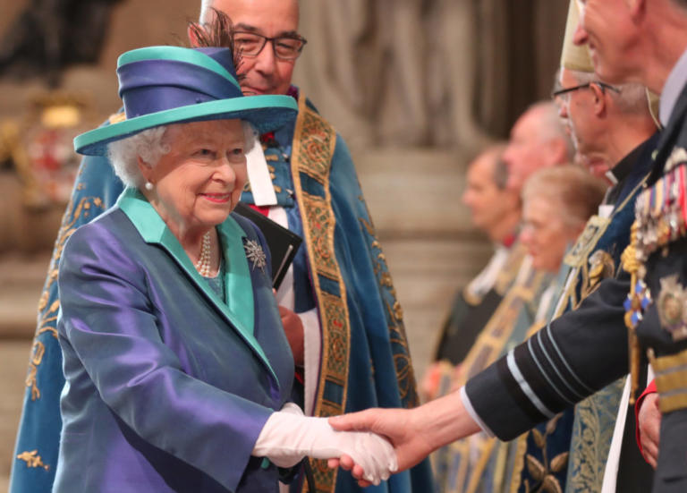 Βασίλισσα Ελισάβετ: Στο σφυρί τα… σαραβαλάκια της